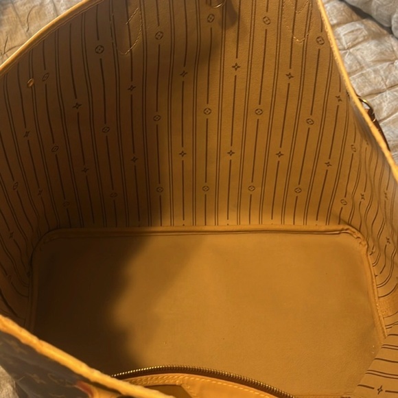 Louis Vuitton GM Neverfull - Picture 10 of 11